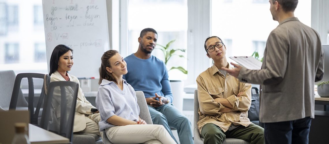 medium-shot-people-learning